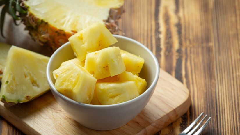 Na dieta, o abacaxi pode ajudar a reduzir a vontade por doces ao oferecer sabor naturalmente adocicado / Freepik