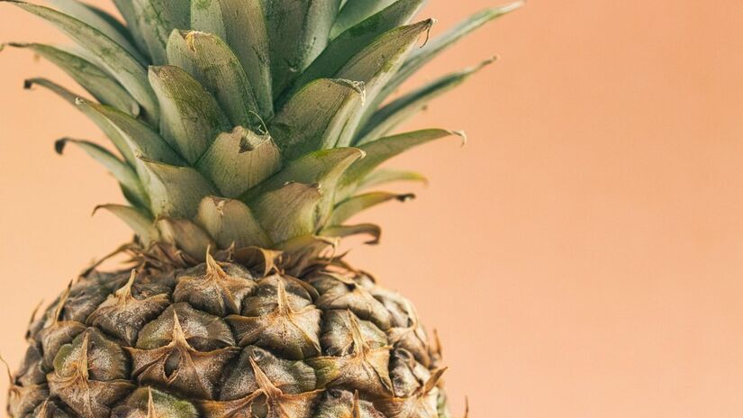 O abacaxi também possui vitamina C (poderoso antioxidante e imunoestimulante) e vitaminas do complexo B (B1, B2, B3, B5, B6, B9), essenciais para o metabolismo. Além disso, contém vitamina A (saúde ocular) e betacaroteno / Pixabay