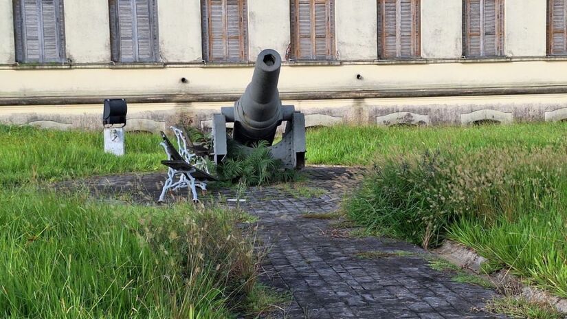 Quem passa na frente do local, na Ponta da Praia, pode se deparar com os bancos que estão ao lado dos canhão, quebrados (Nair Bueno/DL)