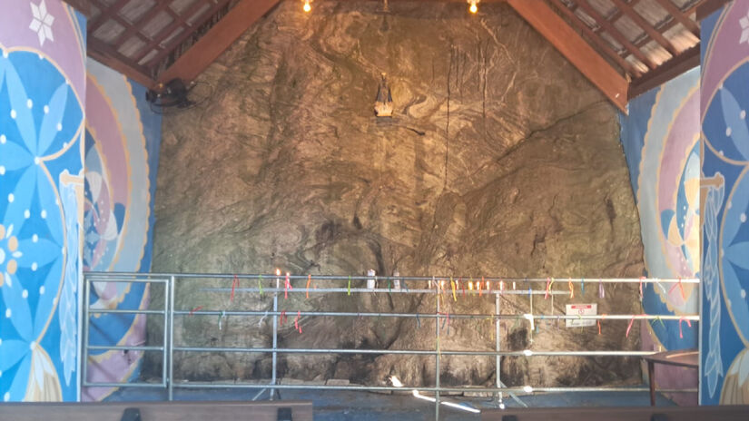 O complexo conta com uma capela constru&iacute;da junto a uma parede de rocha natural / M&aacute;rcio Ribeiro/DL