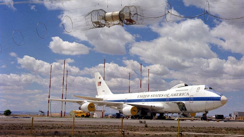 Ele possui: uma área de trabalho de comando, uma sala de conferência, sala de briefing, um centro de equipe de operações, área de comunicações e, claro, uma área para descanso / Reprodução