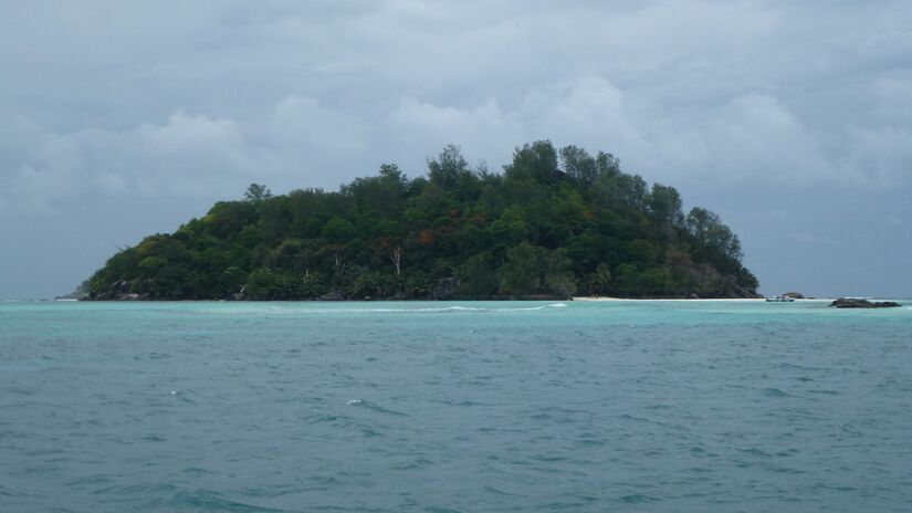Moyenne Island é conhecida por sua rica biodiversidade, trilhas naturais e pela história de preservação ambiental / Hansueli Krapf/Wikimedia Commons