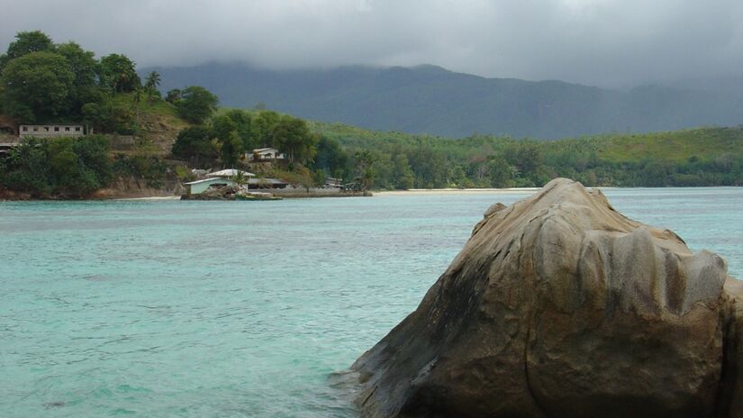 A maior ilha de Seychelles é famosa por suas praias de águas cristalinas, relevo montanhoso e por concentrar a capital do país / Camera Eye/Wikimedia Commons