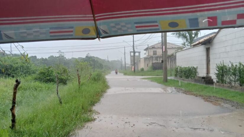 Os alagamentos afetaram a avenida principal Santa Cruz, que dá acesso à entrada e saída do loteamento/Divulgação