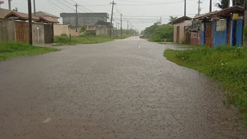 As vias próximas à praia ficam alagadas e a rua Albert Sabim, que faz a ligação com o bairro Gaivota, também fica intransitável/Divulgação