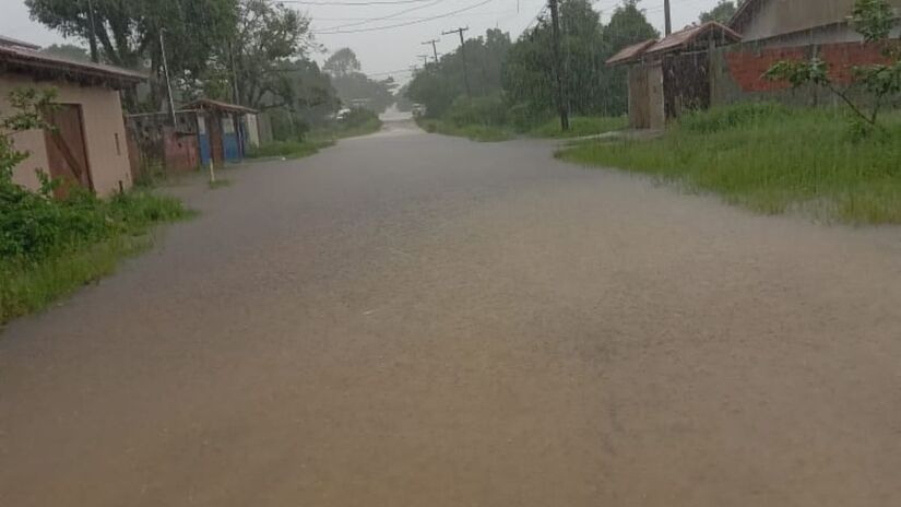 Associação e os moradores realizaram um mutirão para realizar uma parte do desassoreamento e limpeza nos rios/Divulgação