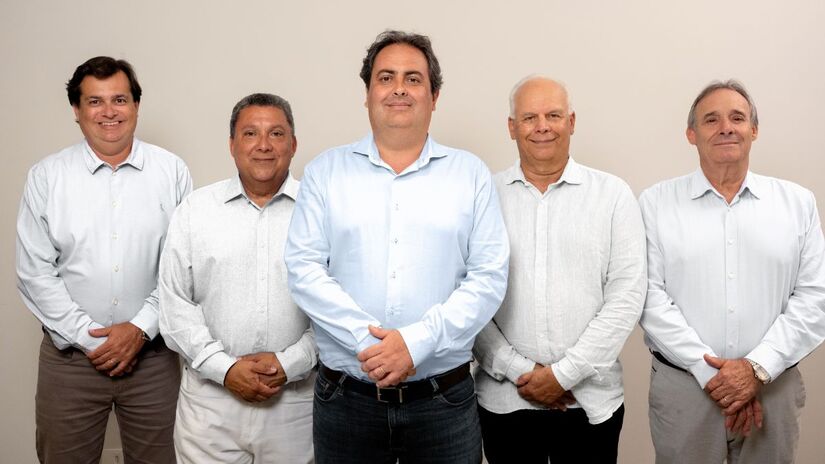 União dos Médicos é composta por (da esquerda para direita): Fabio Peluzo (Diretor de Controladoria), Mariano Gomes (Diretor de Relacionamento), Marcello Colombo Barboza (Presidente), Miguel Ângelo (Diretor de Provimento de Saúde) e Antônio Leal (Diretor de Mercado) (Divugação)