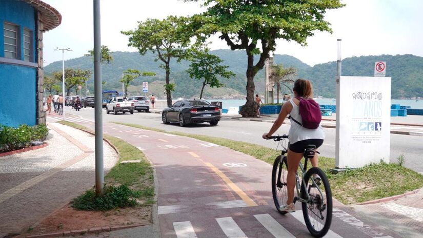 A ciclovia que acompanha o mar é uma das mais utilizadas por moradores e turistas na cidade/Renan Lousada/DL