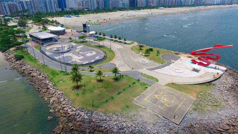 Quiosques, quadras e academias ao ar livre fazem parte da estrutura de lazer da orla santista/Renan Lousada/DL