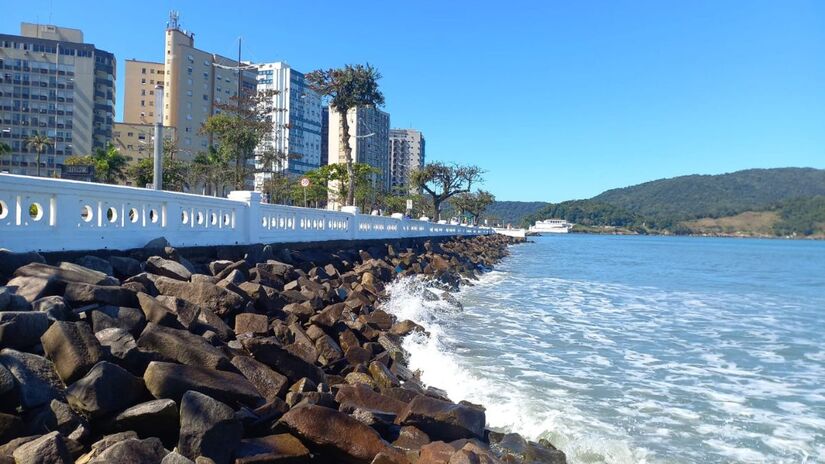 A orla de Santos se consolidou como um dos principais cartões-postais do litoral paulista/Nair Bueno/DL