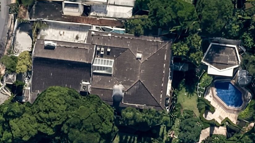 Casa tem cerca de 670 m² de área construída com estilo modernista /Reprodução/Google Street View