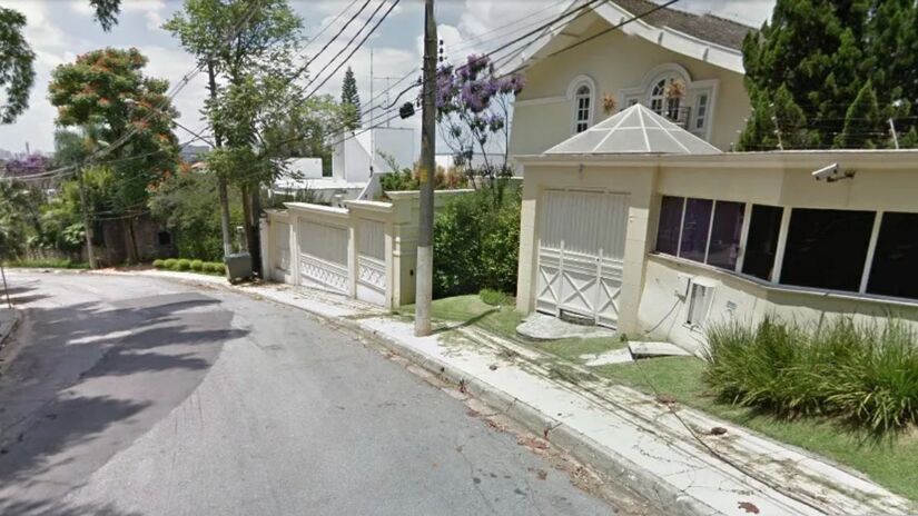 Estrutura inclui suítes, salas amplas, piscina e área de lazer completa /Reprodução/Google Street View