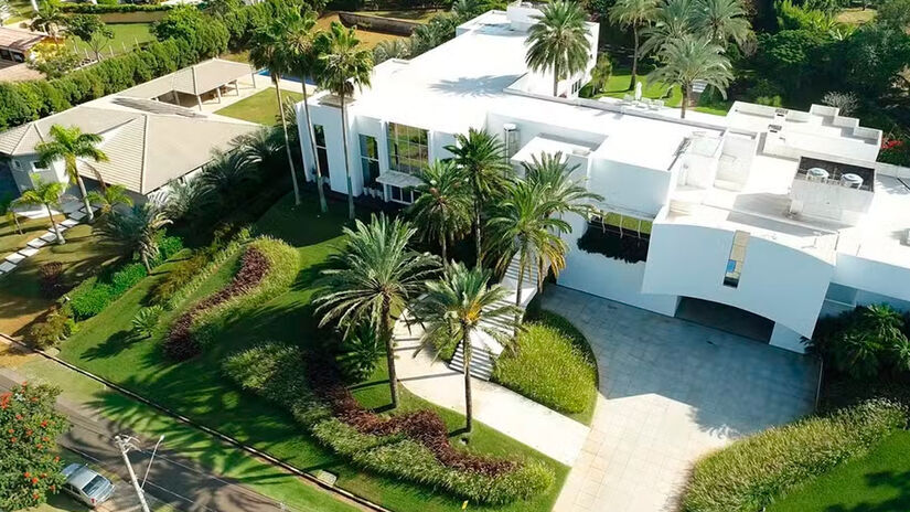 Imóvel tem cerca de 1,6 mil m² de área construída, com ambientes amplos e integrados/Reprodução