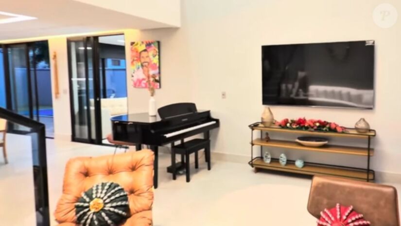 Casa tem 309 m² de área construída e é distribuída em dois andares /Reprodução