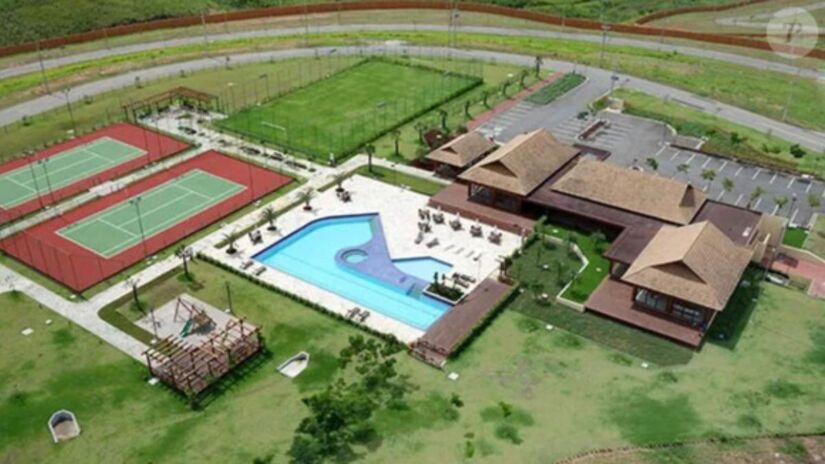 Propriedade conta com cinco suítes e ambientes amplos e integrados /Reprodução