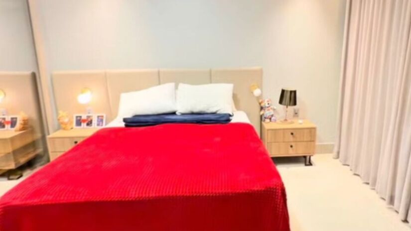 Imóvel será vendido com toda a mobília, incluindo itens como piano /Reprodução