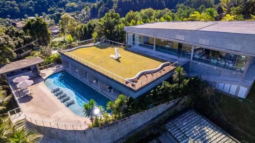 Mansão de Gloria Pires em Angra dos Reis tem sete suítes, piscina e vista para o mar /TripHomes