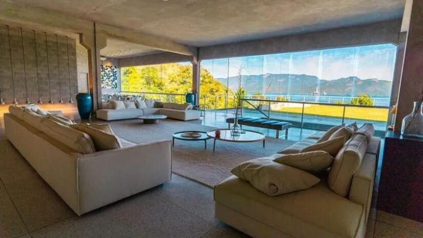 Imóveis de luxo da atriz oferecem estrutura completa, com sauna, área gourmet e ambientes integrados à natureza /TripHomes