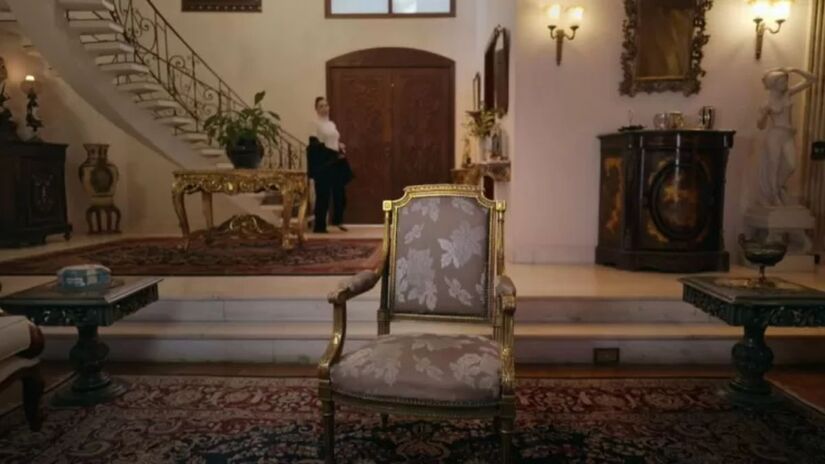 Mansão combina arquitetura clássica com grandes espaços internos distribuídos em dezenas de ambientes /Reprodução