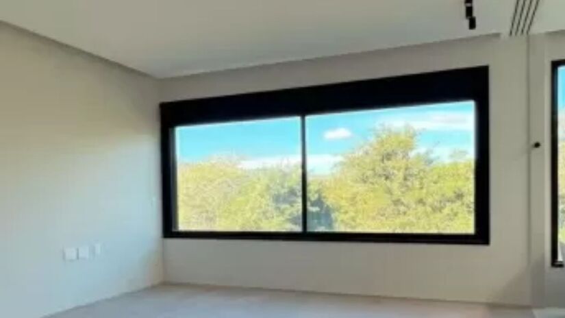 Imóvel de quatro andares conta com academia particular equipada para treinos completos sem sair de casa/Reprodução