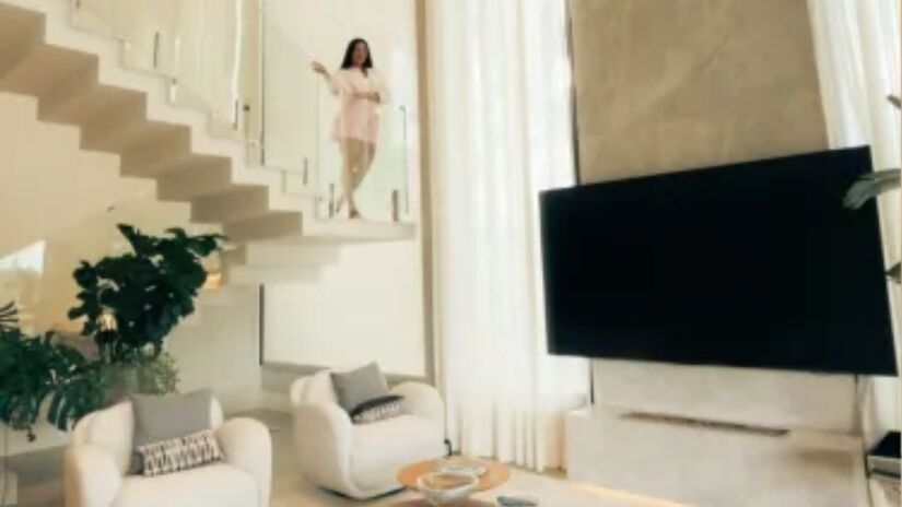 Sala principal da mans&atilde;o de Juju Salimeni destaca cortinas de linho natural avaliadas em R$ 100 mil /Reprodu&ccedil;&atilde;o