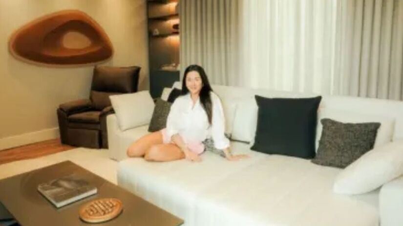 Su&iacute;te do casal na mans&atilde;o de Juju Salimeni tem closet individual e projeto focado em conforto /Reprodu&ccedil;&atilde;o