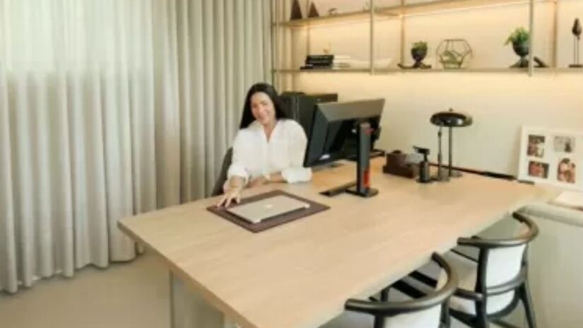 Cozinha com ilha central e arm&aacute;rios planejados integra os ambientes da casa em Alphaville /Reprodu&ccedil;&atilde;o