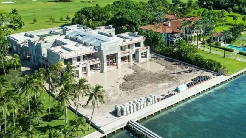 Mansão adquirida por Mark Zuckerberg em Indian Creek Village tem cerca de 15 suítes e acesso direto ao mar /Ferris Rafauli Design