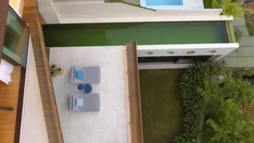 Grandes aberturas garantem iluminação natural constante e mantêm o contato com o verde ao longo do dia/Reprodução/Youtube