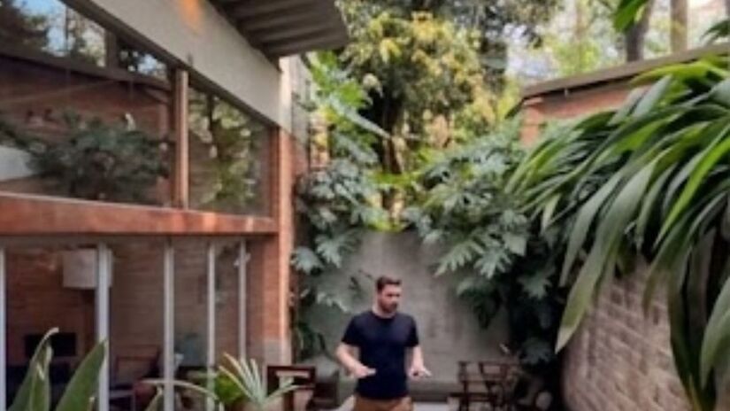 A mansão reúne elementos arquitetônicos e simbólicos que remetem a uma fase marcante da televisão/Reprodução