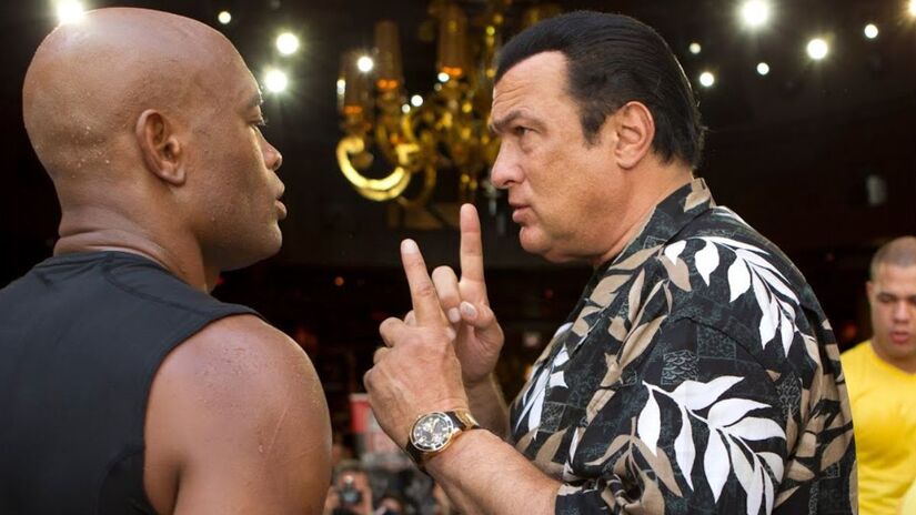 Coincidentemente, um dos seus mentores e preparadores, o astro de ação Steven Seagal, também chegou a deixar a carreira no cinema para trabalhar como vice-xerife no Texas, participando de operações policiais (MMAFightingonSBN
/YouTube)

