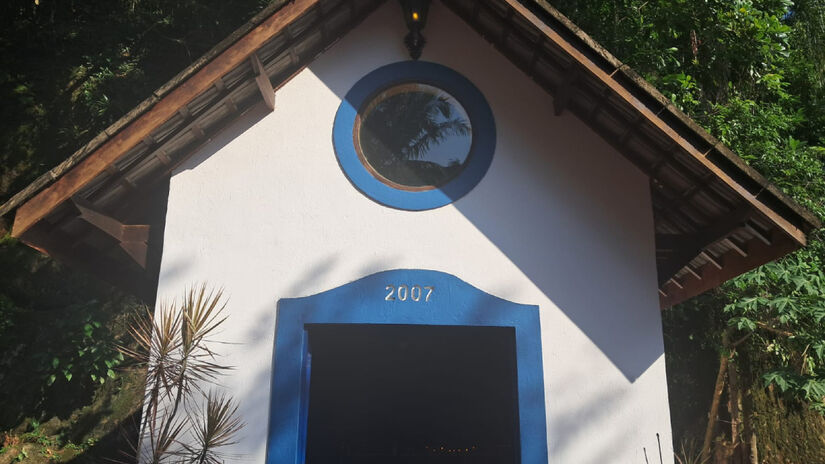 Uma caminhada de 150 metros em meio &agrave; Mata Atl&acirc;ntica preservada, com direito a capela na rocha e muito ar puro / M&aacute;rcio Ribeiro/DL