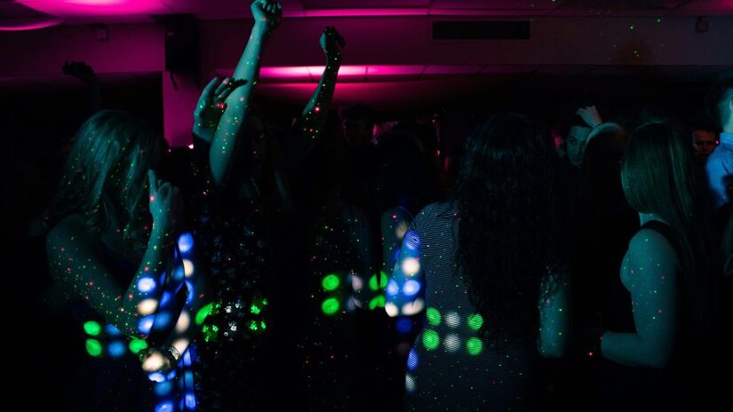 'YMCA', do Village People, virou um dos maiores hinos da música disco /Pexels