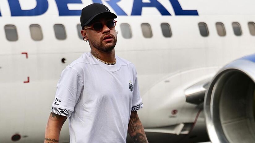 Neymar aparece com colar de iniciais e detalhe vira assunto nas redes /Reprodução