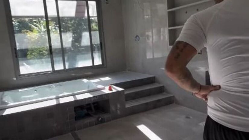 Cantor mostrou detalhes da suíte com piscina integrada ao quarto /Reprodução