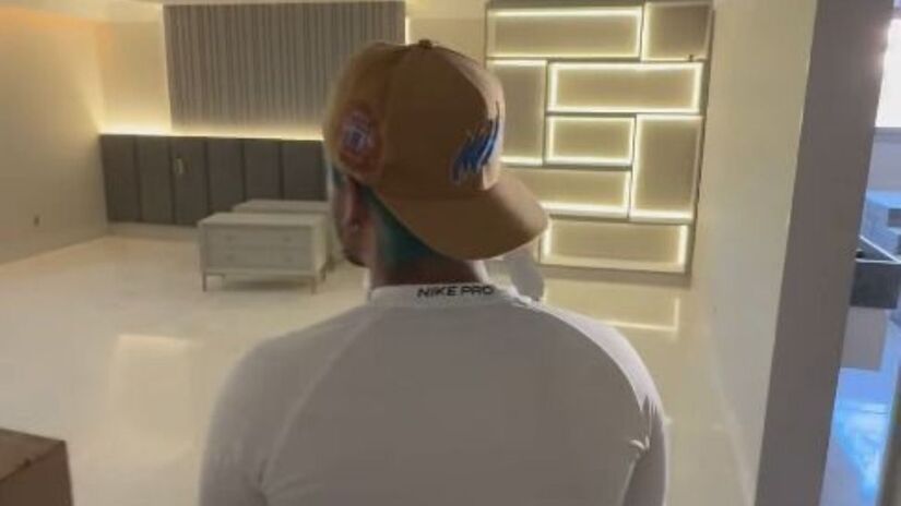 Academia com paredes de vidro é um dos destaques do imóvel /Reprodução