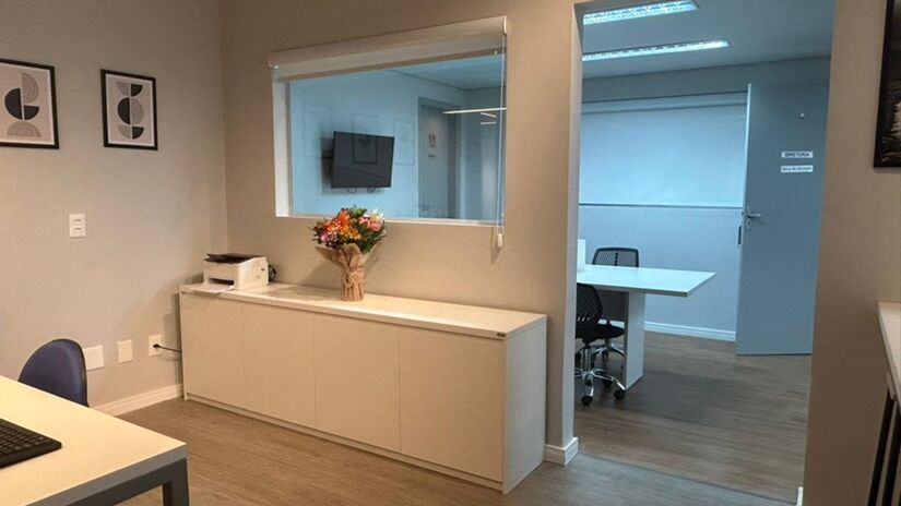 Escritório do Diário do Litoral tem ainda mais espaço, novas salas, espaços colaborativos e um novo estúdio (Júlia Macêdo/DL)