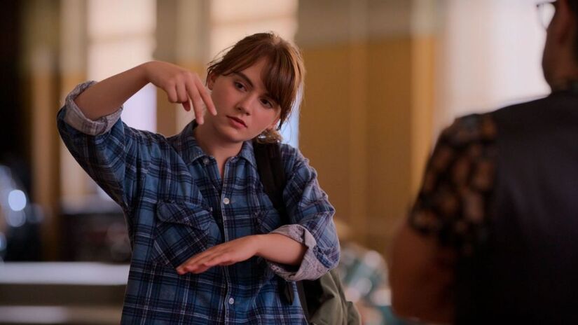 Atriz Emilia Jones teve de aprender a linguagem de sinais para conseguir atuar no longa (Diamond Films/Divulgação)