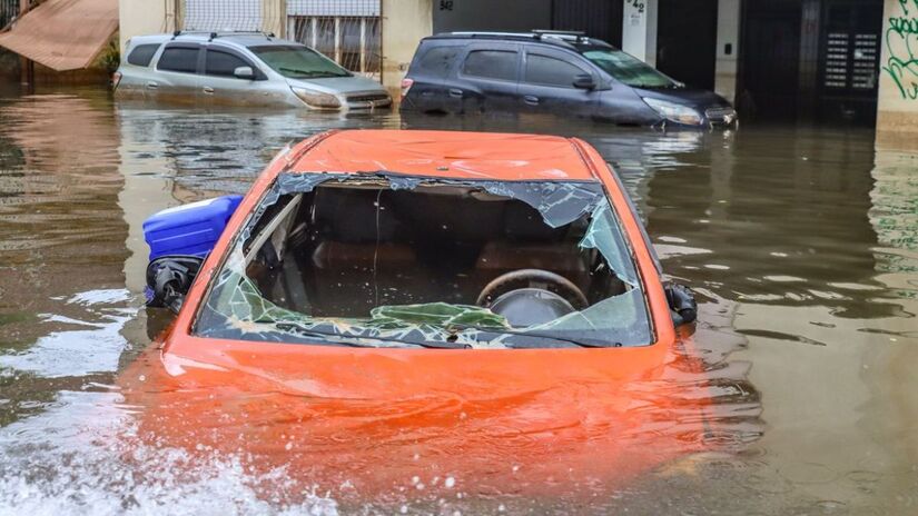 Motoristas enfrentam alagamentos após fortes chuvas em São Paulo; Temporais recentes aumentaram os casos de perda de placas veiculares na região. Rafa Neddermeyer/Agência Brasil