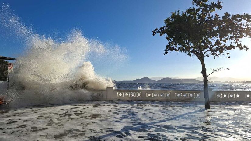 Fotos de ressaca na Ponta da Praia / Nair Bueno - Di&aacute;rio do Litoral