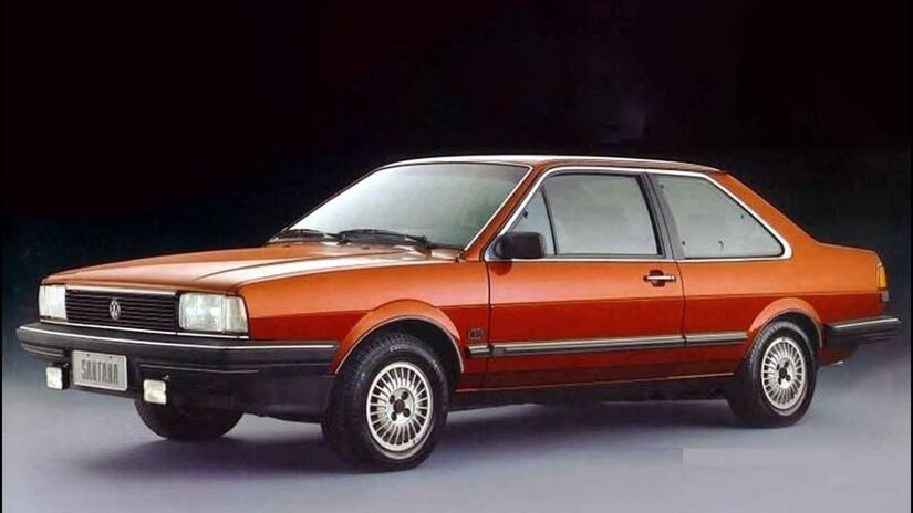 Lançado em 1984, o Volkswagen Santana trouxe ao país a plataforma B2 desenvolvida pela Audi (Reprodução/YouTube)