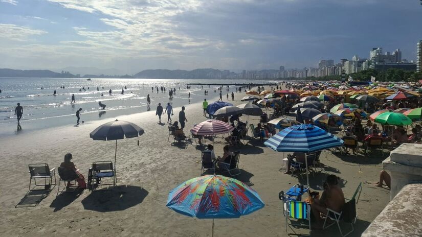 Na região da Ponta da Praia, os banhistas tomaram conta das faixas de areia (Nair Bueno/DL)