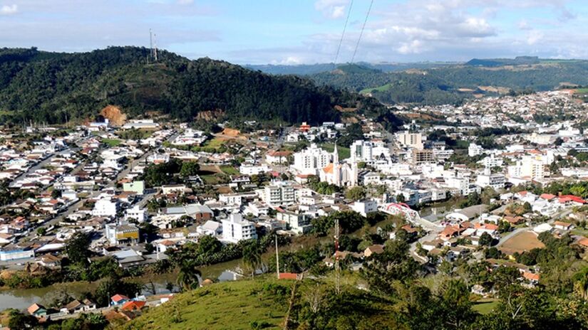 Situado a mais de 800 metros acima do n&iacute;vel do mar, o munic&iacute;pio conta com um clima agrad&aacute;vel e temperatura m&eacute;dia de 17 &ordm;C, fatores que auxiliam no cultivo das cebolas (PMI/Divulga&ccedil;&atilde;o)