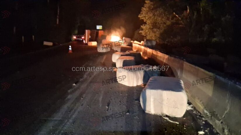O Corpo de Bombeiros chegou ao local às 05h15 para o combate ao incêndio. Apesar da gravidade da ocorrência e da destruição do veículo, o condutor da carreta saiu ileso/ARTESP