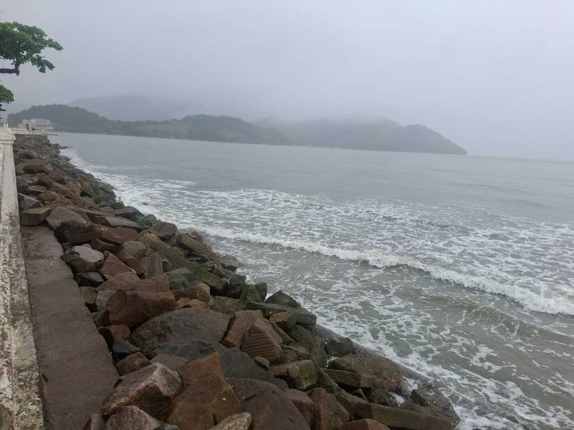 Fotos de manh&atilde; chuvosa com chance de ressaca em Santos / Nair Bueno - Di&aacute;rio do Litoral