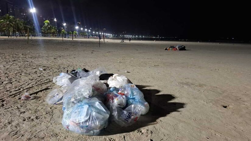A orla da praia também está sendo impactada, com resíduos presentes na faixa de areia / Nair Bueno/DL