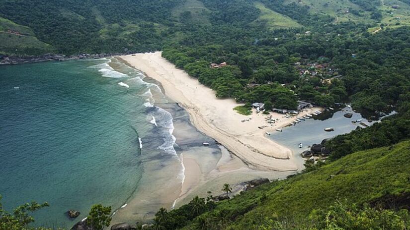 Vista panorâmica da Praia do Bonete, em Ilhabela. Eleita uma das mais bonitas do Brasil pelo "The Guardian", a orla de 600 metros é emoldurada pela Mata Atlântica e preserva um cenário intocado (Maristela Colucci/MTUR)