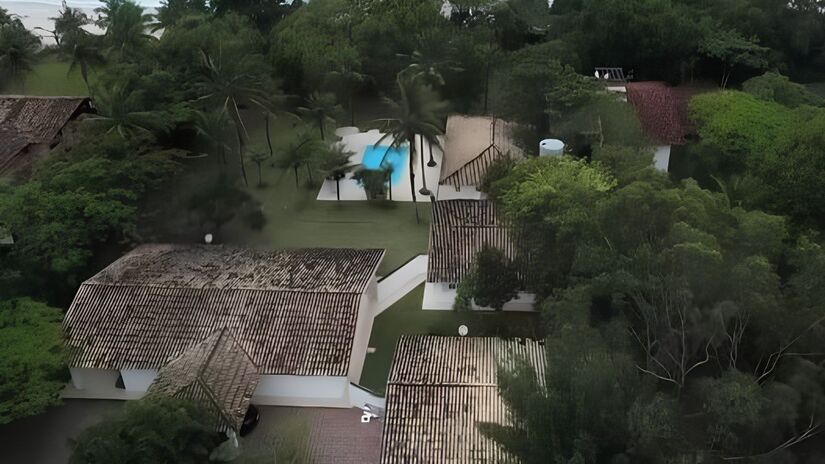 Mansão de Ana Maria Braga em Maresias foi a primeira construção erguida na praia, em uma época que nem estrada havia por lá (TV Globo/Reprodução)