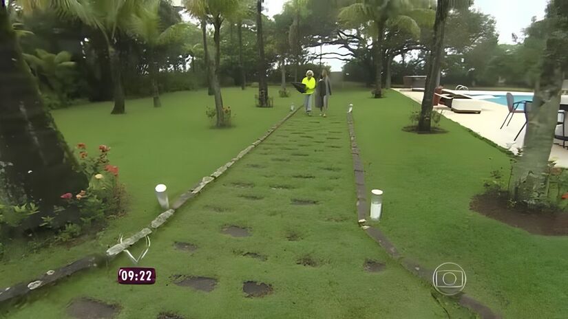 Feita de pedras e barro, a residência mantém a essência rústica em um terreno de 6 mil m² (TV Globo/Reprodução)