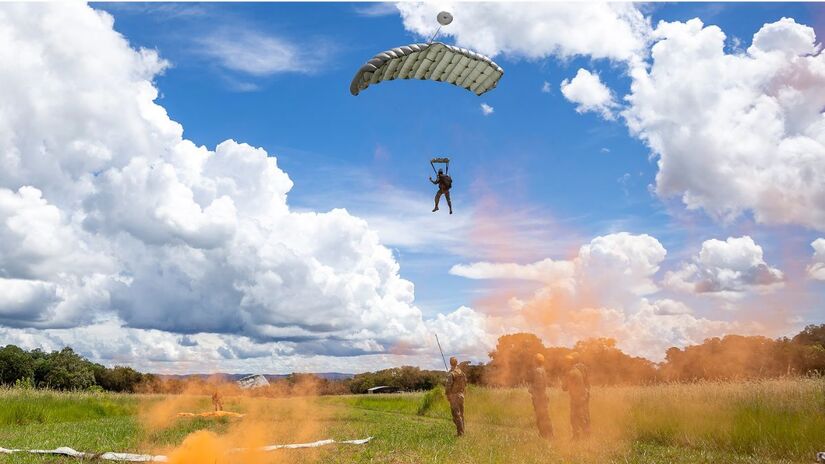 A Aeronáutica confirmou as datas para o concurso de Oficiais 2027. São vagas para homens e mulheres de 18 a 22 anos que buscam uma carreira estável e vencimentos que ultrapassam os R$ 10 mil após a formação (Sgt Müller Marin/Força Aérea Brasileira)